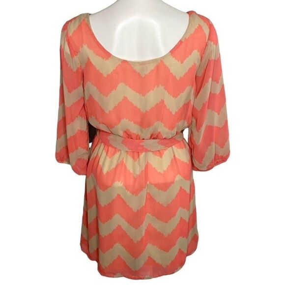 Lily Rose Coral Taupe Cheveron Scoop Neck‎ Belted Chiffon Dress sz Small NEW - Picture 3 of 8